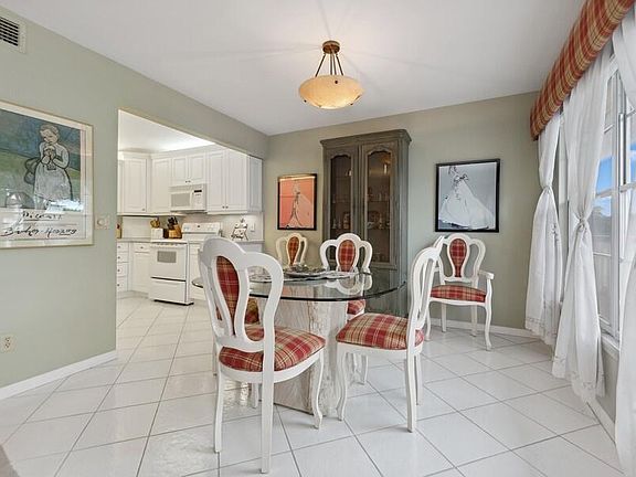 4th image of 209 Greenbrier C