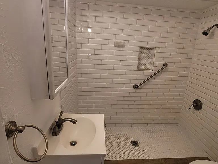 820 Broadway St — Photo 6