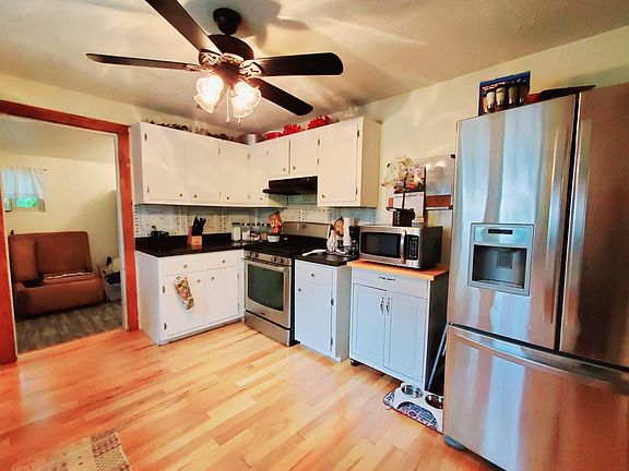 5th image of 900 E 1st St