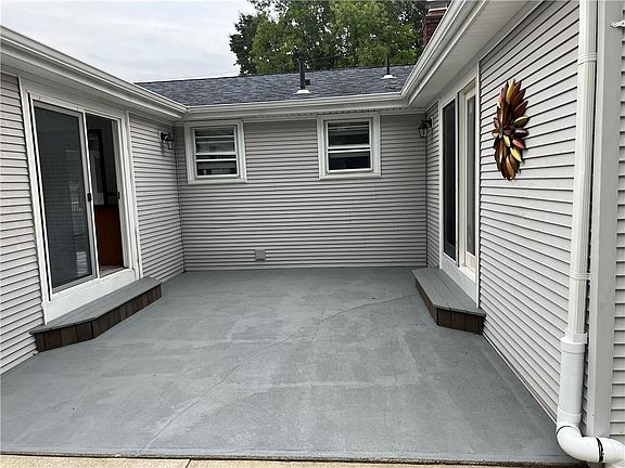 3rd image of 1 Tall Oaks Ct