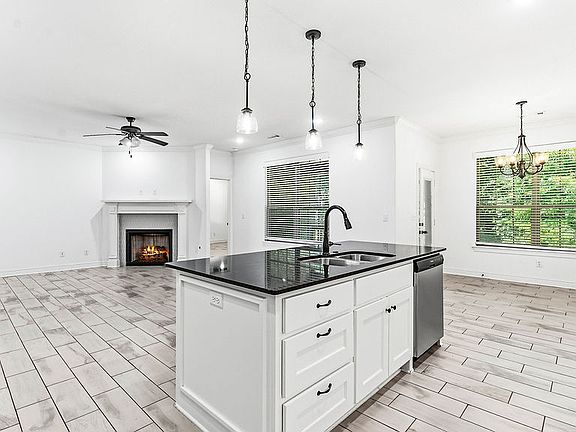 4th image of 1301 Leslie St