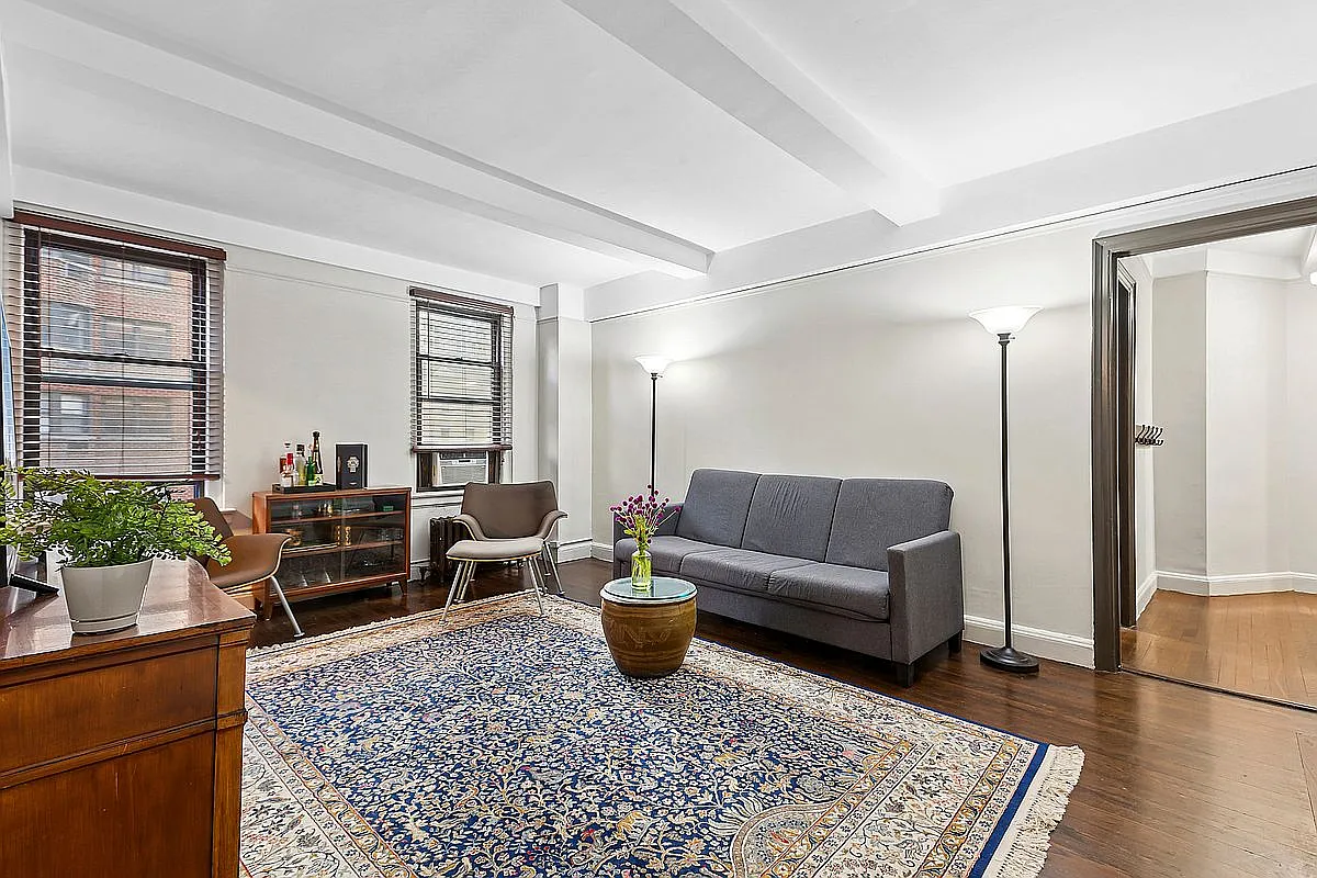 321 E 54th St APT 6A photo 1