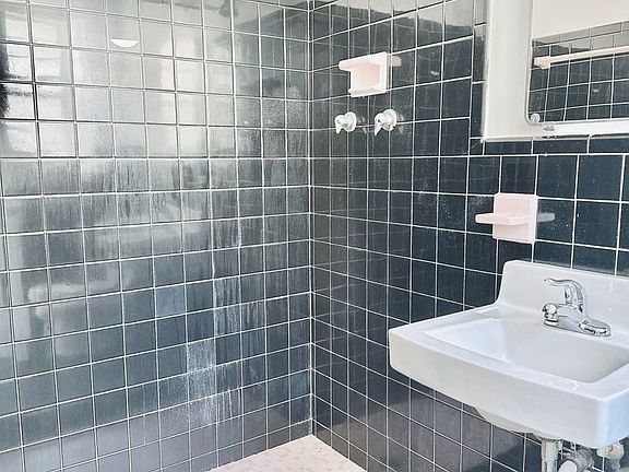 5th image of 1604 Bay Rd APT 1