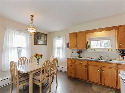 3rd image of 10 Lynn Dr