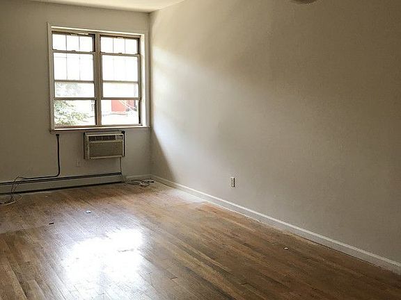 3rd image of 370 Menahan St APT 2B