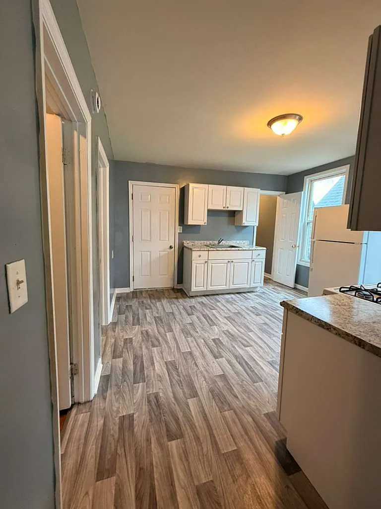 Building Photo - 884 3rd Ave #3