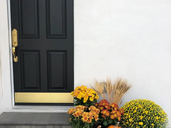 (undisclosed Address), Valley Village, CA 91607