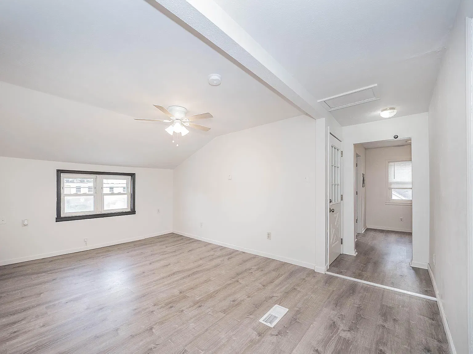3 bed, 886 sqft, $1,200 — Photo 2