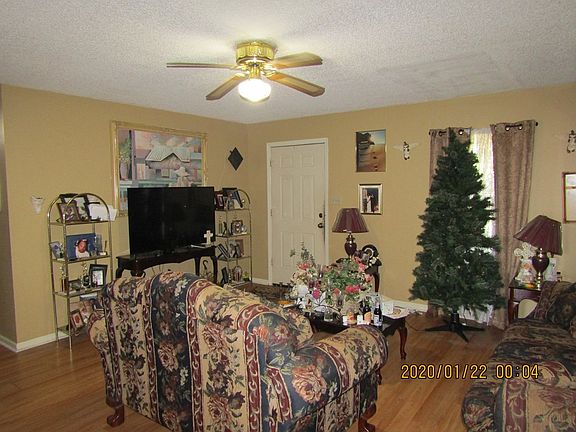 4th image of 703 Lake Dr