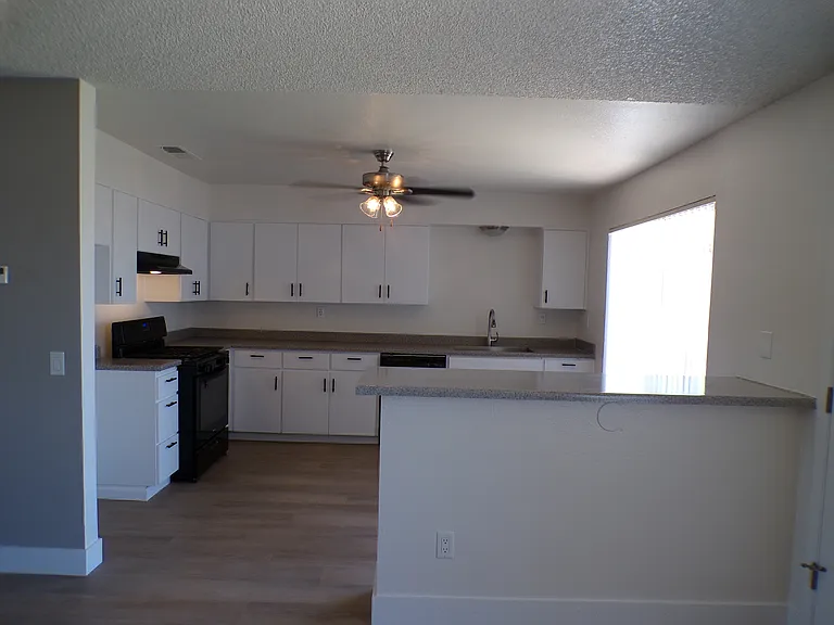 Hesperia Regency Apartments — Photo 35