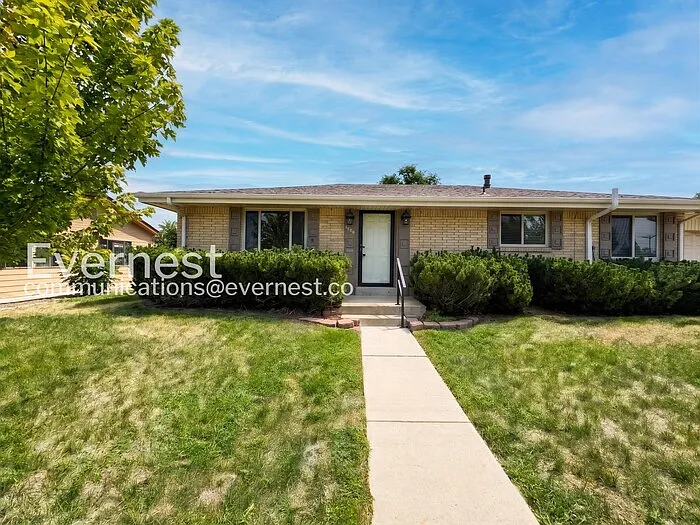 3 bed, 2.0 bath, 2332 sqft, $3,000 — Photo 2