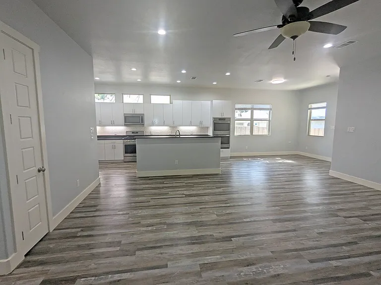 1823 Newport Ave — Photo 5