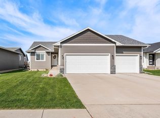 2209 S Creekview Ave, Sioux Falls, SD 57106