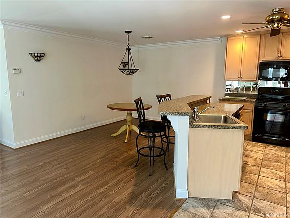 4th image of 5 White Oak Court #5