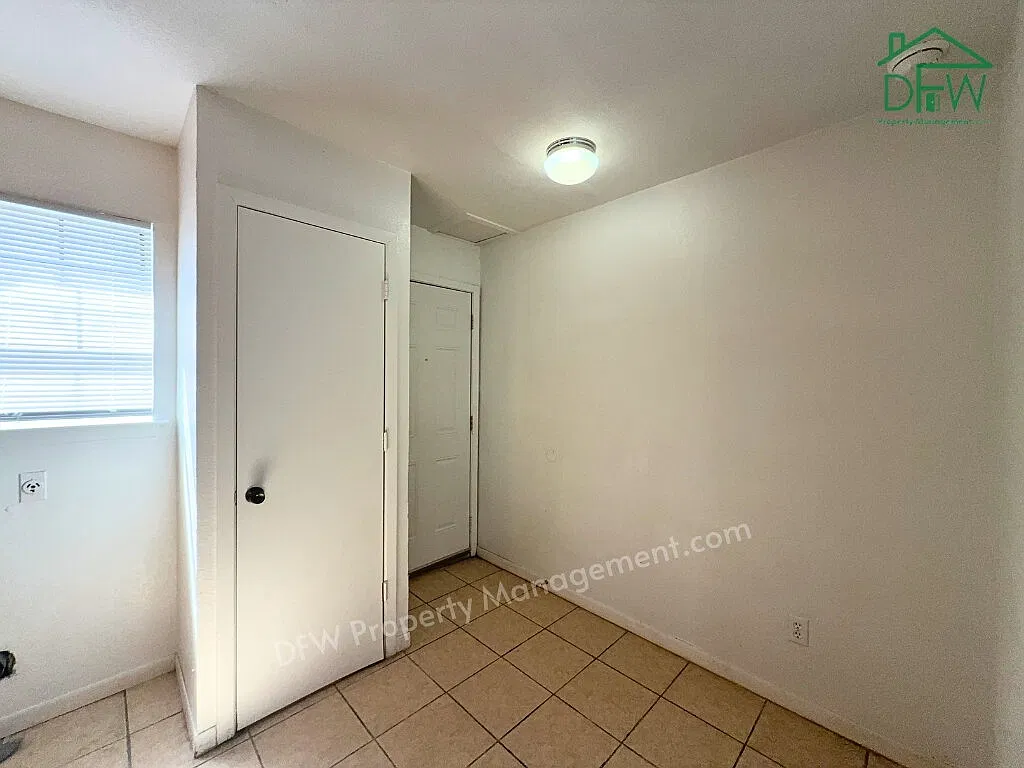 2 bed, 1.5 bath, 887 sqft, $1,350 — Photo 3