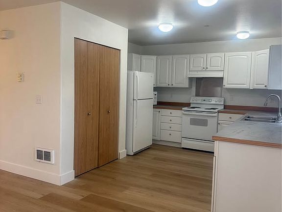 2nd image of 1128 Garry Oaks Ave