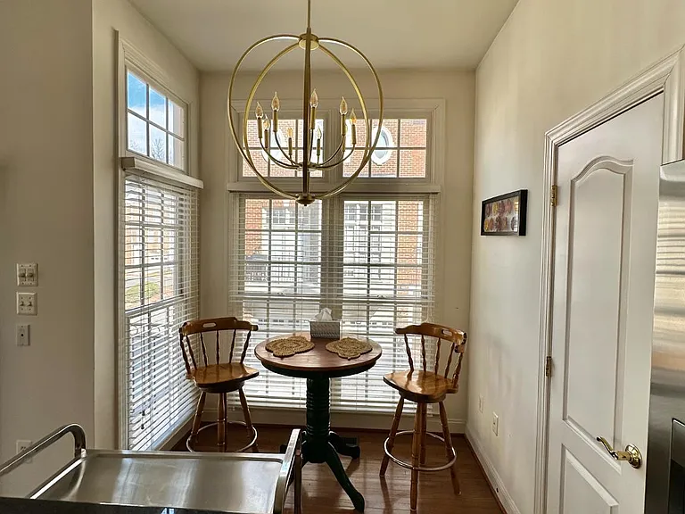 1607 Seneca Ave — Photo 14
