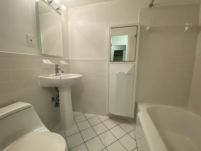 340 E 51st St #7B — Photo 4