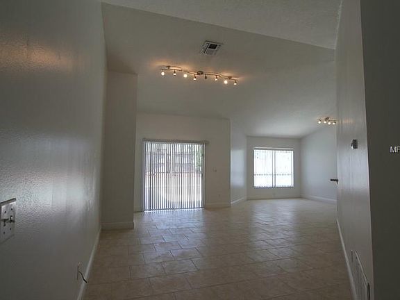 3rd image of 3044 Bloomsbury Dr