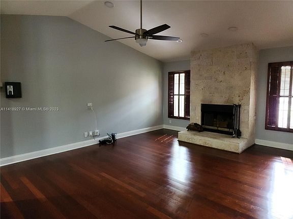 5th image of 1645 Lakeshore Cir