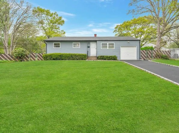 7 Glenn Court, Brentwood, NY 11717