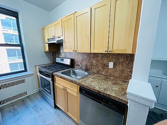 2nd image of 3240 Henry Hudson Pkwy E #3C