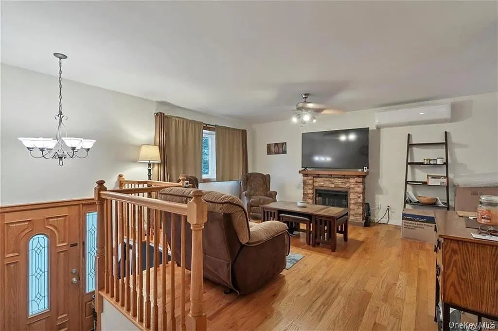 4 bed, 2.0 bath, 1824 sqft, $3,700 — Photo 2