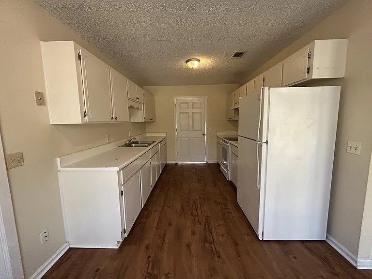 317 Jefferson Cir SE — Photo 3