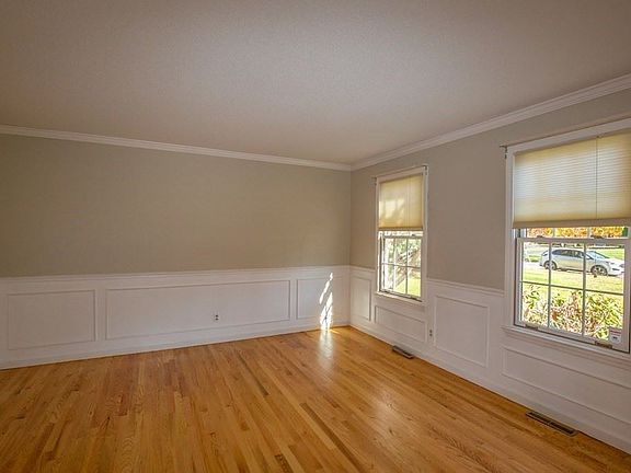 4th image of 35 Gary Dr