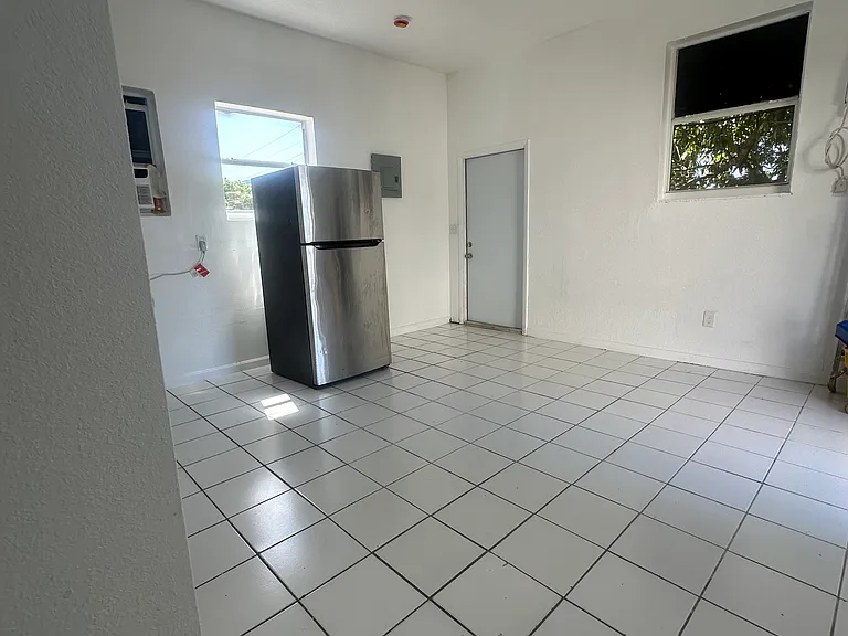 320 NE 1st Ct #R — Photo 3