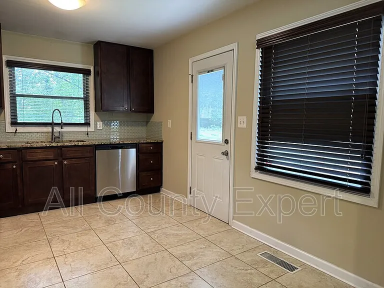 916 Zion Cir — Photo 6