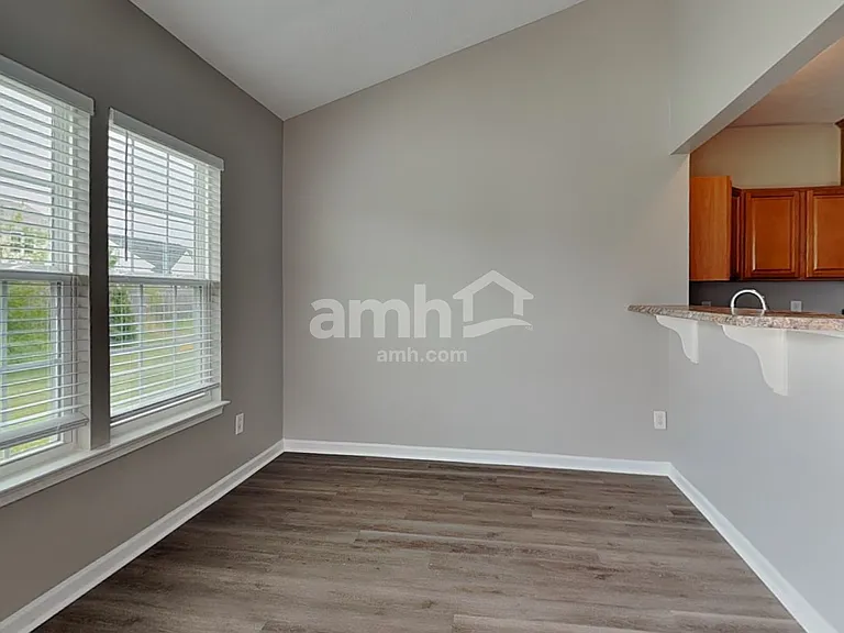 676 Classic Ln — Photo 4