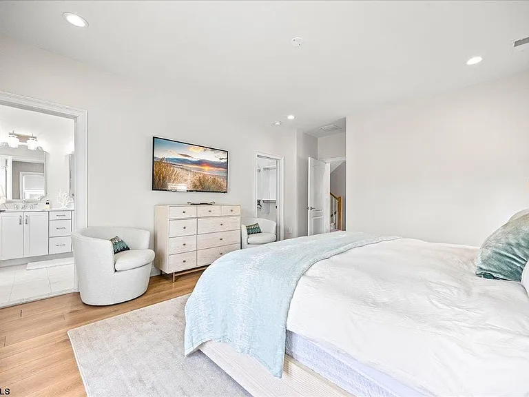 208 N Surrey Ave — Photo 16