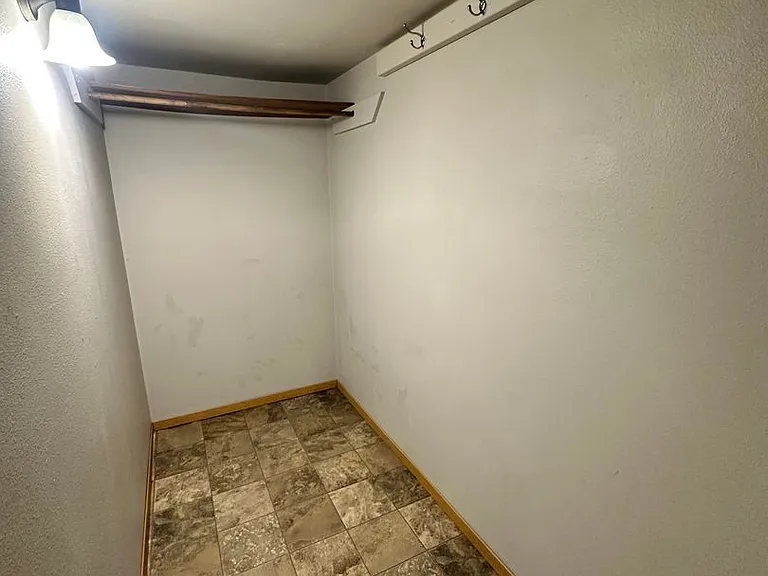 421 University Ave W — Photo 7