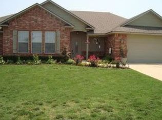 704 E 7th St, Grove, OK 74344