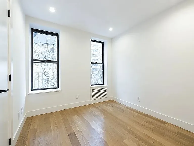 244 E 46th St #3D — Photo 2