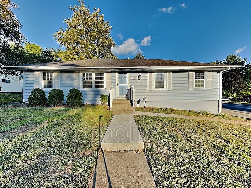 1st image of 3831 S Breckenridge Dr