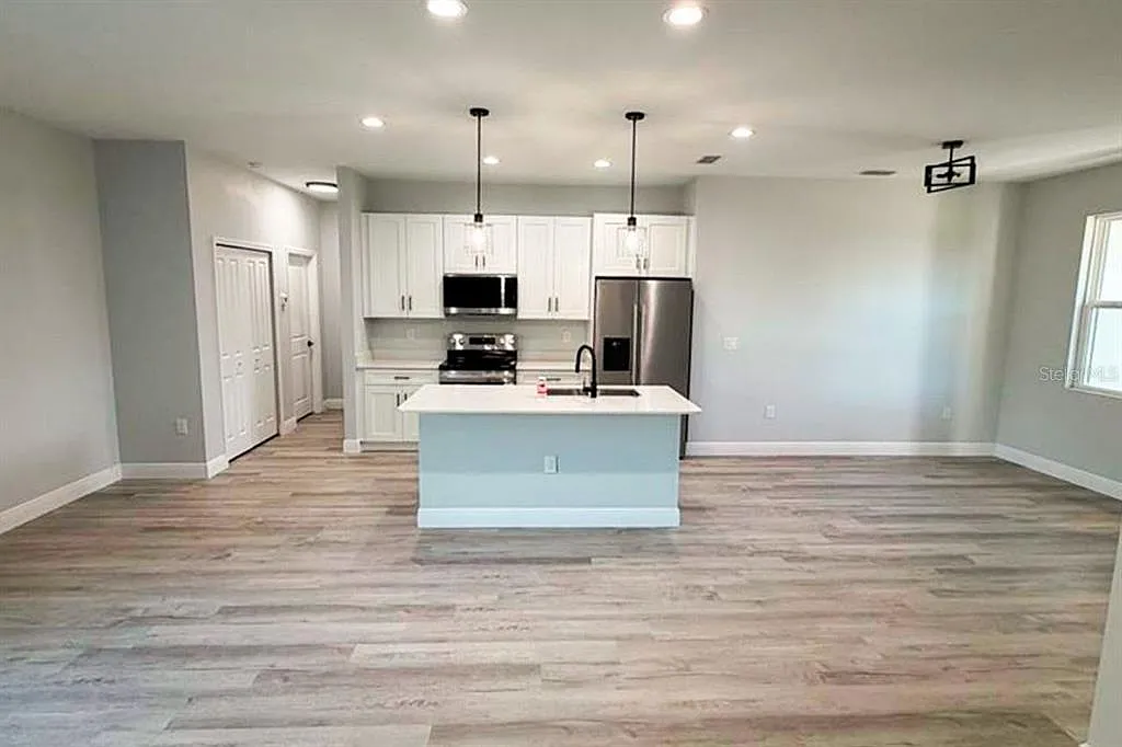 4 bed, 2.0 bath, 1636 sqft, $2,200 — Photo 2