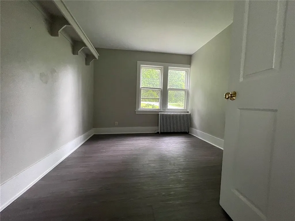 3 bed, 1.0 bath, 5496 sqft, $2,300 — Photo 4