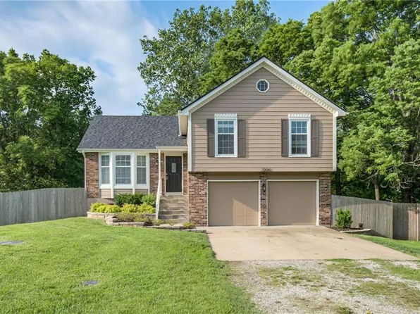 20061 Travis Ln, Stilwell, KS 66085