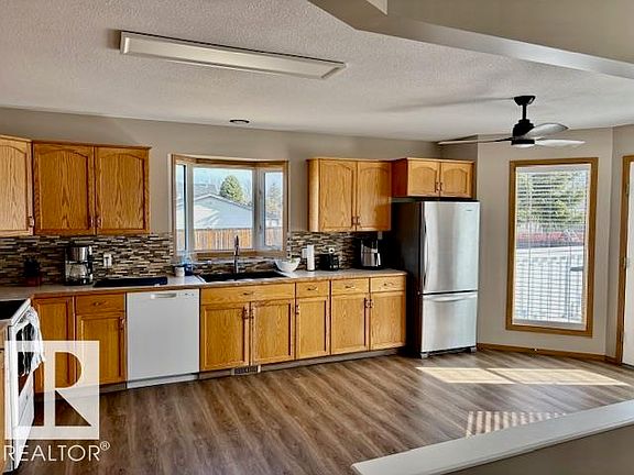 5th image of 5609 45a St