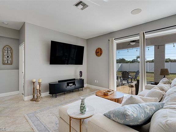 3rd image of 11200 Lakeland Cir