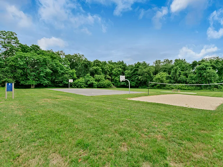 Bayside Country Club Apartments — Photo 10