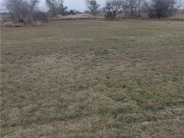 304 W Paris Ave, Seadrift, TX 77983