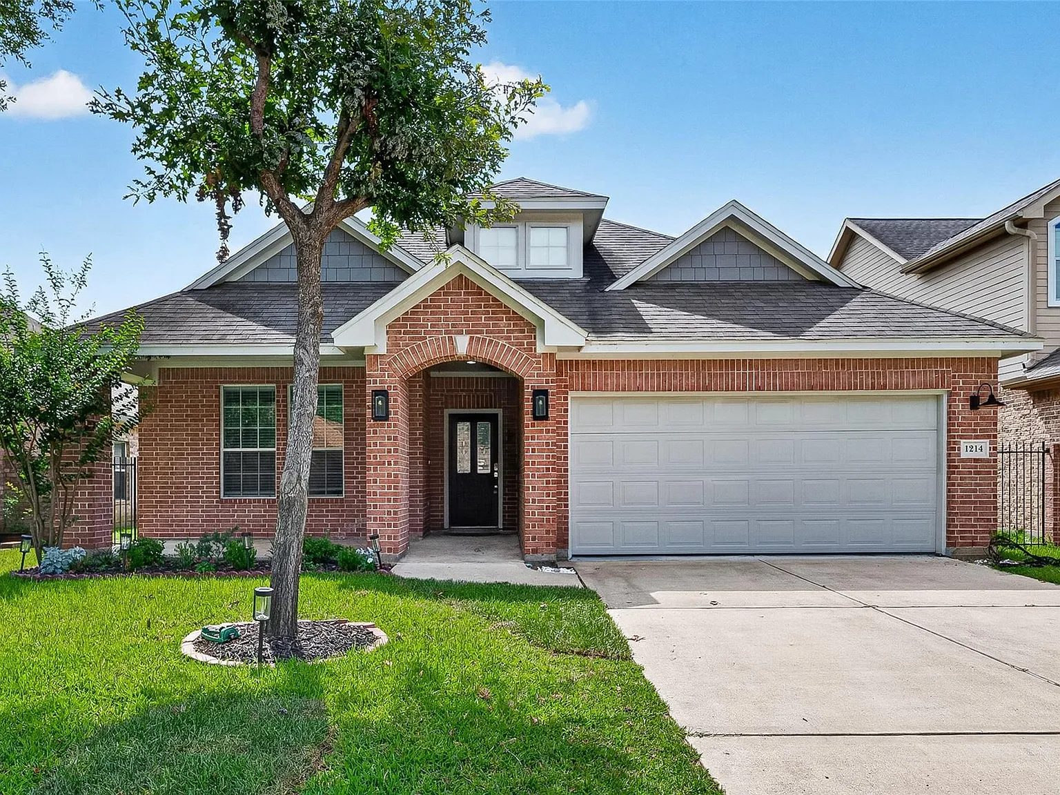 3 bed, 2.5 bath, 2352 sqft, $2,500 — Photo 1