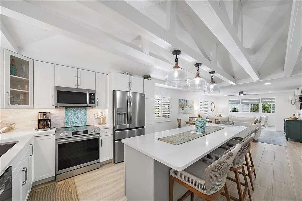 2 bed, 2.0 bath, 1357 sqft, $4,900 — Photo 3