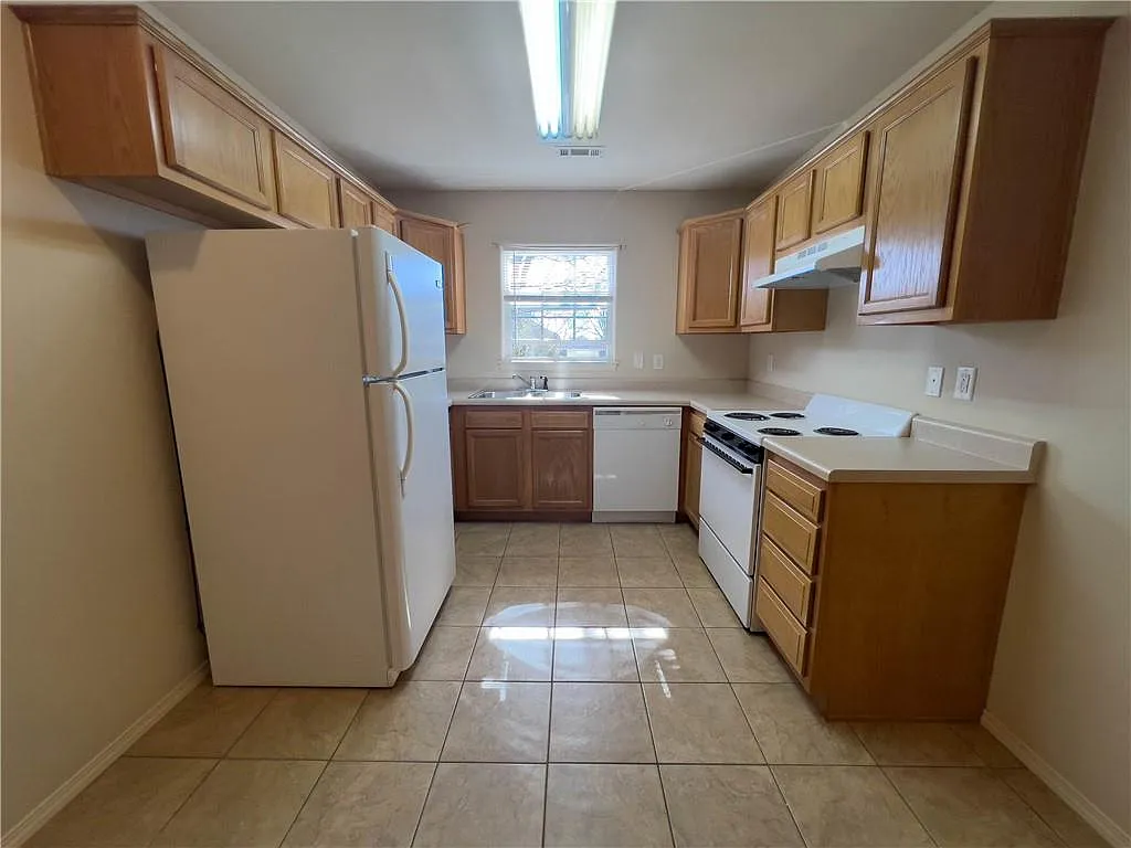 3 bed, 1300 sqft, $1,400 — Photo 4