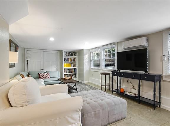 3rd image of 4010 Vincennes Pl #A