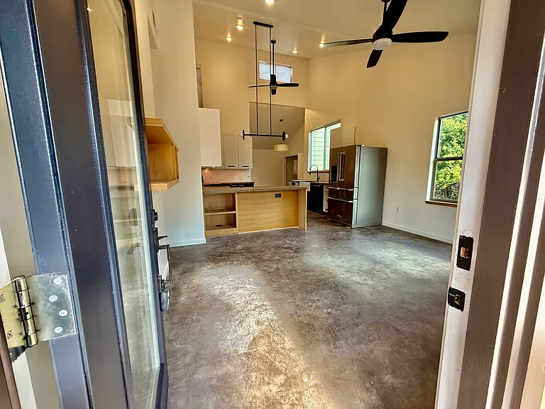 1304 Singleton Ave — Photo 1