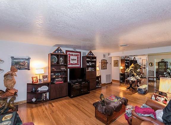 3rd image of 1313 Pine Ct